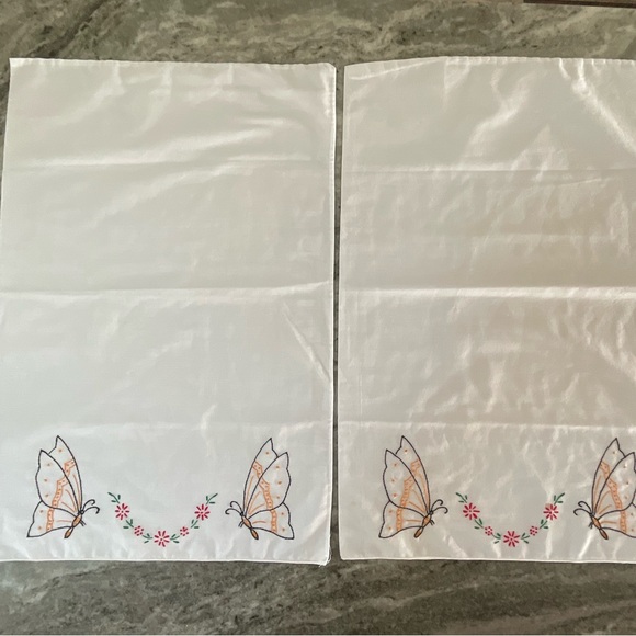 Vintage set of 2 hand embroidered pillowcases butterflies 30””x20” - Picture 5 of 9